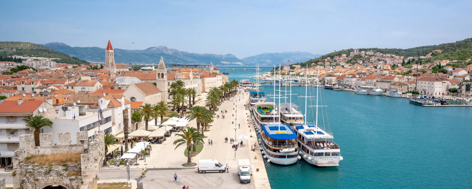 Trogir, Kroatien — historische UNESCO-Altstadt und Uferpromenade
